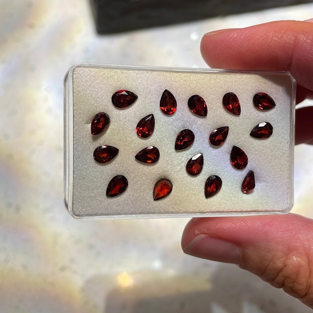 Loose garnet stones